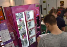 In this vending machine you can find teddy bears, chocolates and of course bouquets.