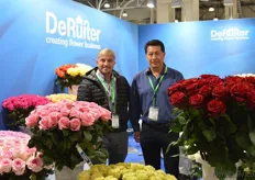Marcelo Vallejo of Royal DeRuiter Ecuador with Luis Lopez of Annir. He is presenting the varieties of DeRuiter to the buyers in this region and if these buyers are interested, he brings them in contact with the right grower.