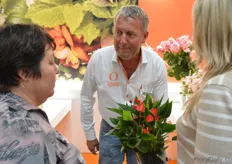 Ted van Dijk of Dümmen Orange asking one of the visitors what they like about this Anthurium (Red Million Stars). She likes the amount of flowers on the plant. More on this later on FloralDaily.com.