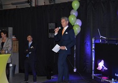 Robert Katan, general manager Decowraps, heft het glas op de nieuwbouw en vertelt over het nieuwe pand