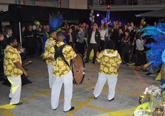 Met een brassband en muziek
