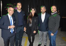 Links de grote baas Steven Tchira, hier samen met een collega en mensen van El Milagro