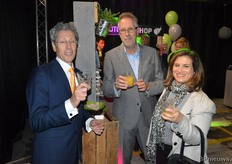 Robert Katan, general manager Decowrap, samen met Igor Roosenlaar en Sheryl Goldberg