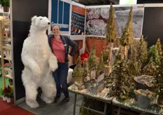 Marije Doppenberg van Goedgebuure. En verwacht u een leuke eindejaarsbonus - die ijsbeer verkopen ze ook!