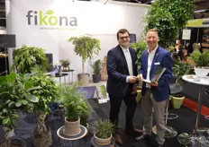 Voor de ficussen op stam heeft Fikona een nieuw prmium label uitgebracht: de Ficus Regina. Op de foto Kristof Michiels en Arthur Zwinkels