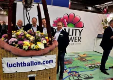 De mannen van Quality Flower. Gerrit Kreling, Chris Biesheuvel, Gerjan Klop en Bas van Wijk. Bij hun luchtballon actie.