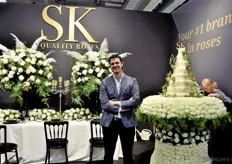 Marc Koene van SK Quality Roses. Bij zijn kunstwerk van witte rozen