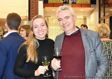 Rein Tichelaar gezellig een wijntje aan het drinken met zijn mooiste bezit, namelijk zijn dochter Amber Tichelaar.