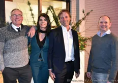 Richard Kuijpers van Mantelzorg op de foto met in het midden Piet Dobbe en zijn vrouw Lianne, en rechts Joost Wesselman