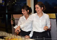 De gezellige dames, die de drankjes verzorgde voor alle gasten, Annekaat en Andrea.