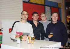 Ibo Ozdemir en Ruben Dukker met hun collega's van OK Plant