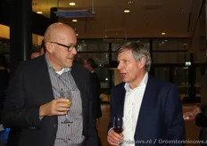 Thijs Jasperse van Florpartners praat bij met Joost Wijers van de RVO.