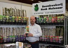 Henk Molenaar laat zijn geneeskrachtige Goij Bes zien.