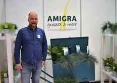 Erik van der Voort van Amigra met zijn verschillende soorten gras.