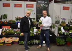Verkopers Nico Kortekaas en Ramon Rijkeboer, hier met een nieuwe Trio-kruidenmix van biologische kruidenkwekerij Herbachef in de hand