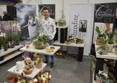 Mathijs van der Knaap van Aphrodite en Plant Creations. Voor beide bedrijven doet Mathijs de verkoop & marketing, en op een beurs vullen de verschillende producten (phaleanopsis en groene planten) elkaar mooi aan.
