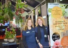 Martine & Ina from Waterdrinker showing there flytraps.