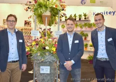 At te left we see Johan & at the right Bo and Lenneart from Kapiteyn. Their showing some fresh products of there flower bulbs.