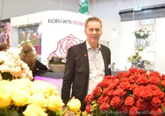 Ad Volkering of Kordes Roses behind the Con Amore (red rose on the right). This variety was introduced around half a year ago in several European countries.