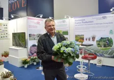 Kees Eveleens of horteve breeding holding the Magical hydrangea. Special about this hydrangea is the fact that it flowers for 150 days. And this was tested with a Social Media stunt, where they asked end consumers to send pictures of their hydrangea during their 150 days challenge.