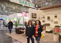 Gill Corless and Lisette van Marrewijk of Sakata presenting several of their varieties like the Sunpatients. A series that is doing very well, according to van Marrewijk.