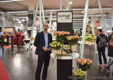 Pini Cohen of Decofresh presenting its flowers in the booth of Blooms.