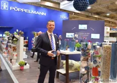 Ronald Vreugdenhil of Pöppelmann presenting the plant pots made from PCR, wich are 100 per cent recyclable, thus ensuring a closed material cycle.