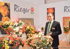 Matthias Rohde from Rieger Begonien showing the Rise Up and Shine Bright begonias. The Rise Up begonias are finished 1 to 2 weeks faster. Besides it hase flowers on top of the plant when in a basket, which is quite rare for begonias in a basket. According to Rohde, the demand is good.