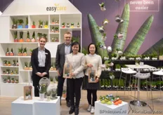 The team of Easycare presenting the gift packaging. Their aim is to supply consumer friendly long lasting plants and make them attractive with dexoration.