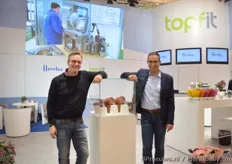 Björn Stiening and Ronald van Dijk of Henke Kunststoffe presenting their new pots with a new design on the bottom which enables the roots to develop better. More on this later on FloralDaily.