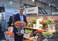 Focco Prins of Queen holding the Queen cut flower Kalanchoes that won the Novelty award at the IPM Essen this year.