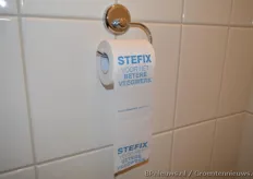 Bij de uitgang van Steenks Services werden toiletrollen uitgedeeld ter promotie van hun veegmachine Stefix.