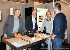 Hans de Vogel en John van Hasenbroek van Pacoma druk in gesprek met een aantal klanten.