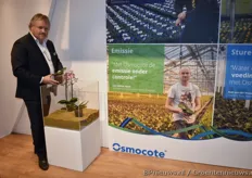 Riny Westdijk met het nieuwe product Osmocote van ICL