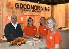 Hans Jaspers, Andreea Macelaru, Monika Keijzer en Vivian Christiaens waren in hun oranje outfits goed herkenbaar op de beursvloer.