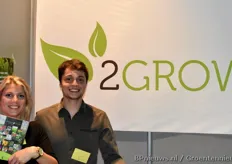 Michèle Varrewaere en Olivier Begerem vann 2Grow op de foto met het Handboek Tuinbouw Kasgroenten.