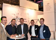 Jasper Bassie (Yeald) en Arthur Vijverberg (Yeald) op de foto in stand van Martin van Wirdum, Chris Boers en Wesley van Heijningen van Alfa Accountants.