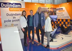 Personeel van Duijndam uitzendgroep: Wendy, Davey, John & Nicole. En niet te missen rechts op de foto de 2 racestoelen voor wie een potje wilde racen.