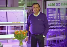 Arnaud Teller van AGRO LED Tube met zijn mooie tulpen die onder het LED zijn gegroeid.
