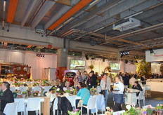 Mensen kregen honger en dus zochten ze een plekje op aan de mooi aangekleden tafels.