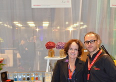 Maria Clara Correa van Kiara Flowers helemaal uit Equador naar Nederland gekomen om hun producten te laten zien op het event. Ze staat hier samen met Paul Molina van FleuraMetz.