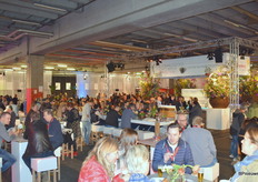 Het was lekker druk en iedereen werd voorzien van eten en drinken.