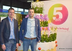 Links Tom Scheffers van kwekerij Zeurniet en Ferry Hooijmans van SA-NOOK vierden het vijf jaar bestaan van SA-NOOK.