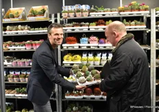 "Paul Splinter van Eurostart met Stanley Greeven van Lemkens. Eurostar kweekt cactus en succulenten op 2ha en de laatste 3 jaar heeft Paul de vraag zien stijgen. "Het gaat erg goed, vooral de kleine maatjes."