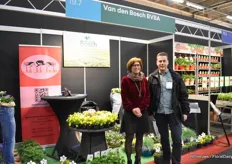 Ria Greta Nicole van van den Bosch met Marco Stolze van KPS Sales. Van den Bosch kweekt verschillende tuinplanten en op het moment zijn dat violen.