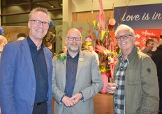 Paul Borsboom, Henk de Mooij en Henk Eldering, veilingsmeester in Rijnsburg.