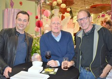 Veilingmeesters uit Aalsmeer Stefan Teeuwen en Simon Vlieger en in het midden Freesia kweker Henk Bracht