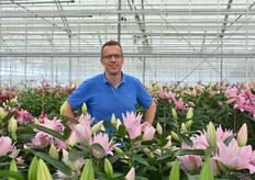 Rian Vletter tussen zijn lelies.