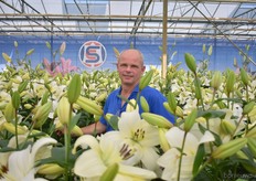 Nico Meiland tussen de lelies waar hij al ruim 17 jaar de kwaliteit van waarborgt bij C.Steenvoorden & Hillegom.