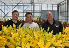 Ook de deuren stonden open bij VWS Flowerbulbs. Op de foto zie je Jeroen Stoop en rechts Gert Sijn, de CEO van het bedrijf, samen met Sun Fang, een klant uit China.